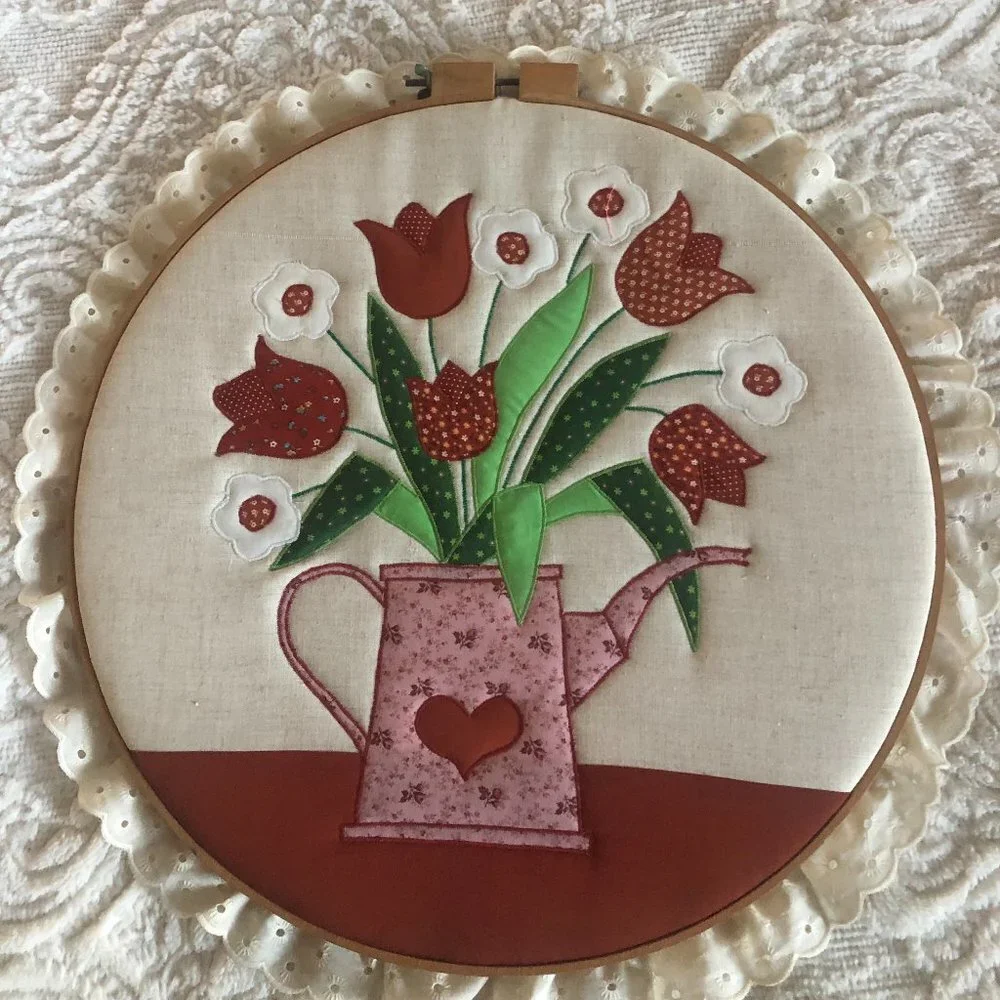 LARGE VINTAGE QUILTED EMBROIDERY ART IN WOODEN HOOP FRAME - Picture 2 of 8